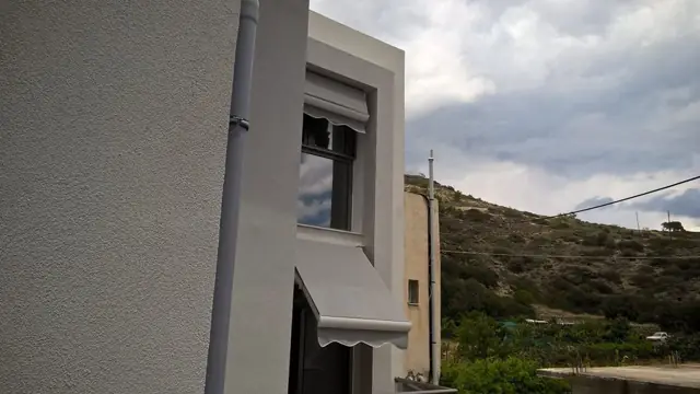 Κουρμπωτή τέντα (καποτίνα) πάνω από παράθυρο